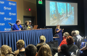 日本大使館のオタコンブースに2千人